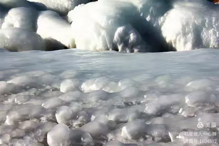 湖水拍打着岸边的石头,瞬间变成了冰石,晶莹剔透